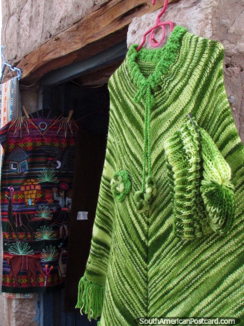 Um xale lanoso verde de venda em Toconao em San Pedro de Atacama. (480x640px). Chile, Amrica do Sul.