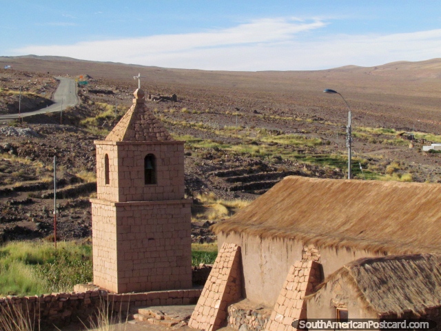Igreja com telhado coberto com palha em uma pequena aldeia entre Toconao e as lagoas em San Pedro de Atacama. (640x480px). Chile, Amrica do Sul.