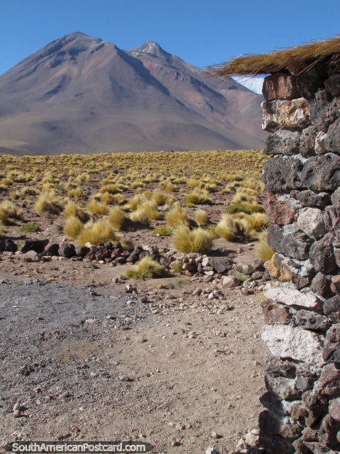 O ponto de chegada para ver as 2 lagoas - Miscanti e Miniques em San Pedro de Atacama. (480x640px). Chile, América do Sul.