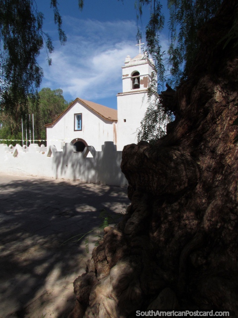 La iglesia blanca en municipio de San Pedro. (480x640px). Chile, Sudamerica.