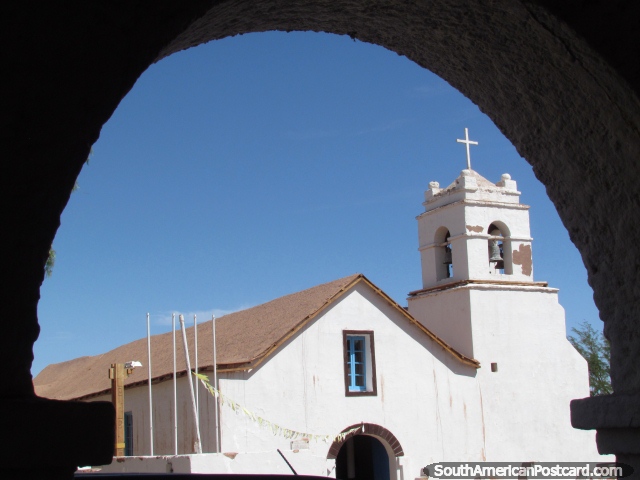 A igreja de San Pedro, examine por uma arcada. (640x480px). Chile, Amrica do Sul.