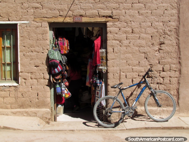 Bicicleta fuera de una tienda de la marcha del desierto de ladrillo en San Pedro. (640x480px). Chile, Sudamerica.