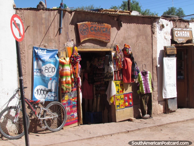 Arts and handicrafts shop on the main street in San Pedro. (640x480px). Chile, South America.