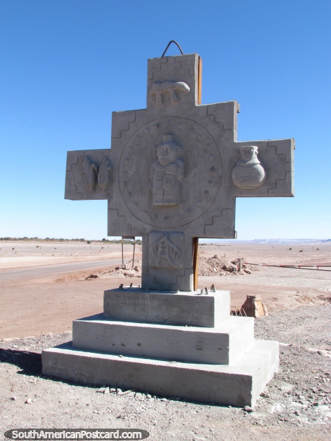 Um monumento de sïmbolos ao entrar no Vale da Lua em San Pedro de Atacama. (480x640px). Chile, América do Sul.