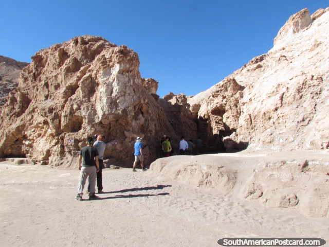 Andar nas cavernas de sal (Cuevas de Sal) no Vale da Lua em San Pedro de Atacama. (640x480px). Chile, Amrica do Sul.