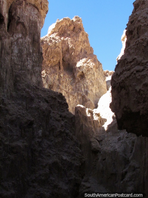 As rochas denteadas, que olham para fora do sal cavam no Vale da Lua, San Pedro de Atacama. (480x640px). Chile, América do Sul.