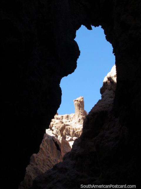 A viso do cu por uma fenda no sal cava no Vale da Lua, San Pedro de Atacama. (480x640px). Chile, Amrica do Sul.