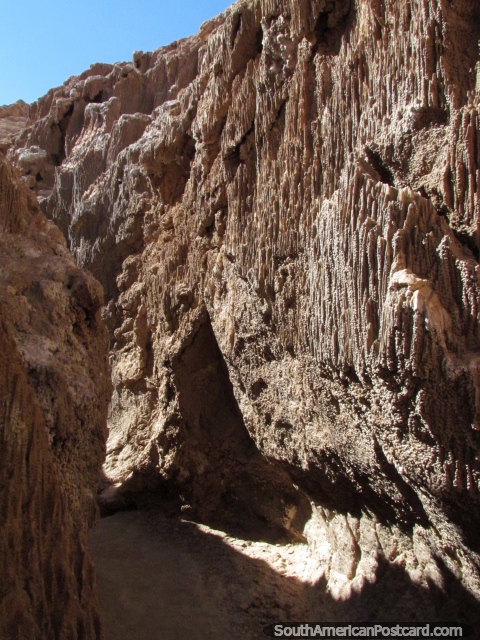 Texturas creadas por la sal en roca en las cuevas en el Valle de la Luna, San Pedro de Atacama. (480x640px). Chile, Sudamerica.