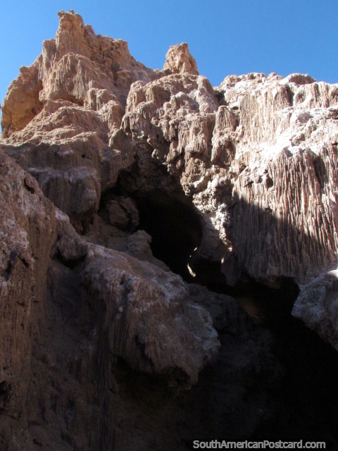 Texturas y formaciones creadas por la sal en las cuevas en el Valle de la Luna, San Pedro de Atacama. (480x640px). Chile, Sudamerica.