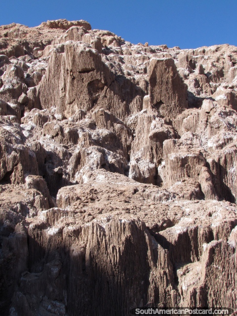 Un tipo prehistórico de terreno creado por la sal en el Valle de la Luna, San Pedro de Atacama. (480x640px). Chile, Sudamerica.