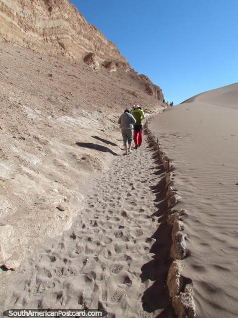 Caminho de areia até a grande duna (prefeito de Duna) no Vale da Lua, San Pedro de Atacama. (480x640px). Chile, América do Sul.
