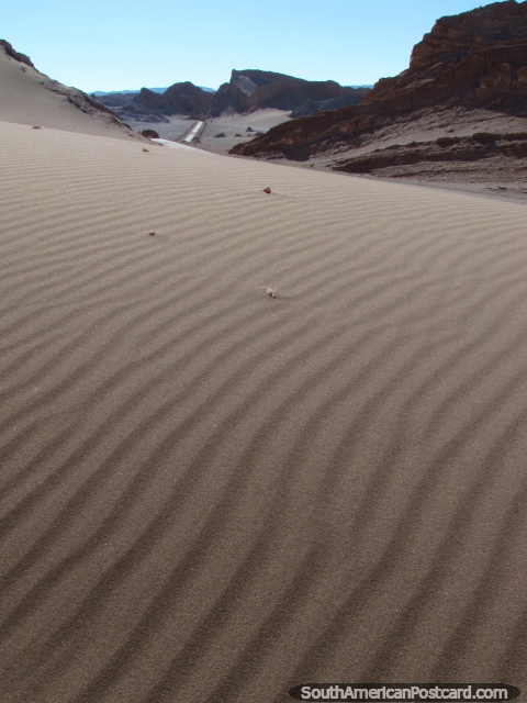 Modelos levados pelo vento na areia lisa no Vale da Lua, San Pedro de Atacama. (480x640px). Chile, Amrica do Sul.