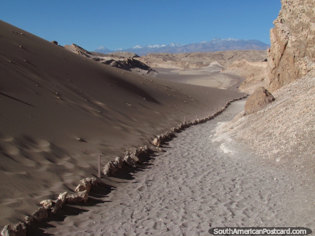 Mirando hacia atrás abajo el camino que subo en el Valle de la Luna, San Pedro de Atacama. (640x480px). Chile, Sudamerica.