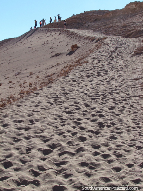 Un resto del grupo en la cima del camino en el Valle de la Luna, San Pedro de Atacama. (480x640px). Chile, Sudamerica.