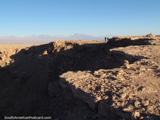 Na borda de um enorme vale que espera por ocaso no Vale da Lua, San Pedro de Atacama. (640x480px). Chile, Amrica do Sul.
