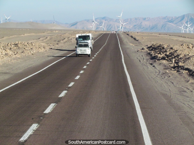 O caminho em Calama de San Pedro com moinhos de vento de energia elica em ao. (640x480px). Chile, Amrica do Sul.