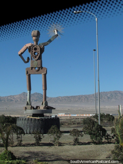 Um robotman em um pneumtico, escultura metlica em Calama. (480x640px). Chile, Amrica do Sul.