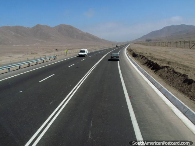 La carretera slo 5 minutos antes de llegar a la ciudad de Antofagasta de Calama. (640x480px). Chile, Sudamerica.