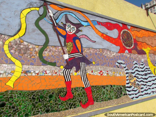 El Bromista, la pintura mural hecha de piezas del azulejo coloreadas en Antofagasta. (640x480px). Chile, Sudamerica.