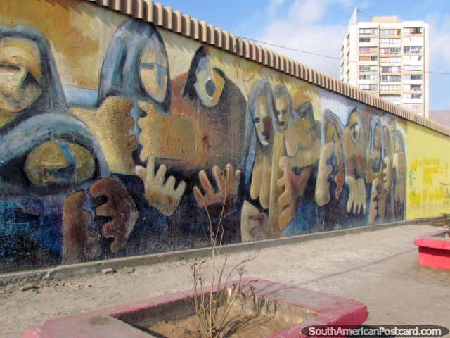 Mural na terra a margem de água em Antofagasta de figuras em marrom. (640x480px). Chile, América do Sul.