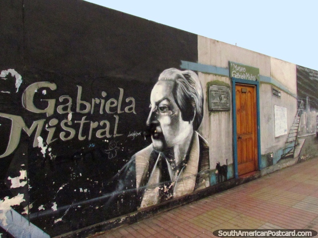 La pintura mural agradable de Gabriela Mistral en Antofagasta, la puerta se abre al museo, gan el Premio Nobel. (640x480px). Chile, Sudamerica.
