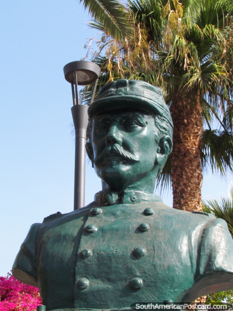 O heri de guerra capito Ignacio Carrera Pinto (1848-1882) busto em Praa Colon em Antofagasta. (480x640px). Chile, Amrica do Sul.