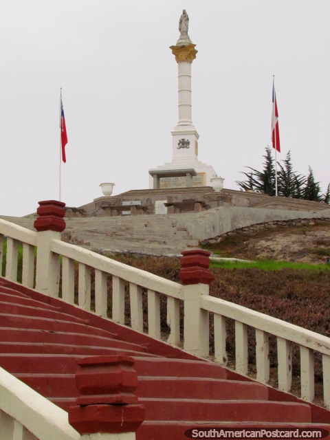La escalera y monumento en la fortaleza militar en La Serena. (480x640px). Chile, Sudamerica.
