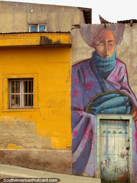 Alta pintura mural de la calle de la mujer encima de una puerta a una casa en Coquimbo. (480x640px). Chile, Sudamerica.