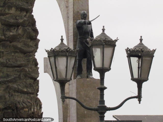Estatua y lámparas en la plaza de Barrio Inglés en Coquimbo. (640x480px). Chile, Sudamerica.