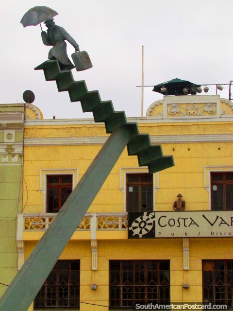 La figura con paraguas y maleta anda arriba el monumento en el Barrio Inglesa en Coquimbo. (480x640px). Chile, Sudamerica.