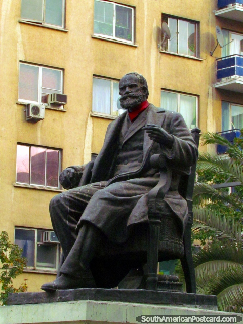 Diego Barros Arana (1830-1907) estatua en Santiago, un historiador Chileno importante. (480x640px). Chile, Sudamerica.