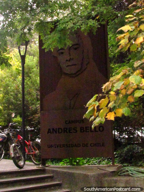 Monumento em Campus Andres Bello, universidade em Santiago. (480x640px). Chile, Amrica do Sul.