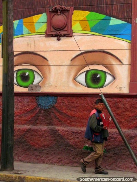 2 ojos verdes grandes, mural en la pared en Bellavista, Santiago. (480x640px). Chile, Sudamerica.