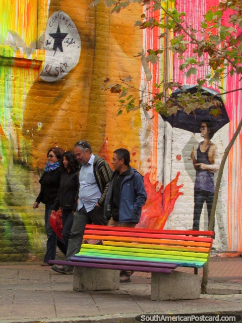 Pintura mural clsico de calle! Mujer con paraguas que anda detrs de 4 verdaderas personas en Bellavista, Santiago. (480x640px). Chile, Sudamerica.