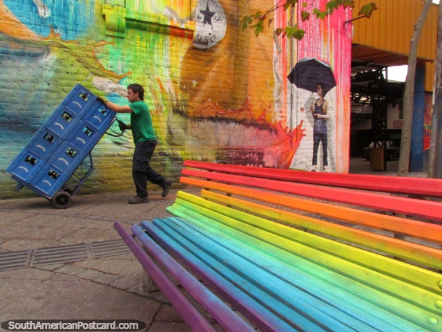 O banco de rua mais colorido e um mural de parede em Bellavista, Santiago. (640x480px). Chile, Amrica do Sul.