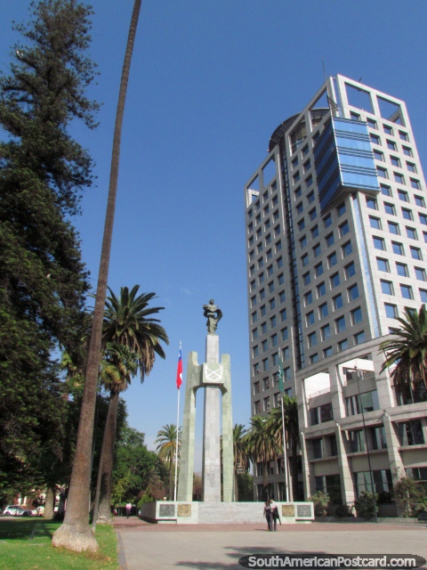 Monumento à polícia de Santiago, 'Carabineros de Chile'. (480x640px). Chile, América do Sul.