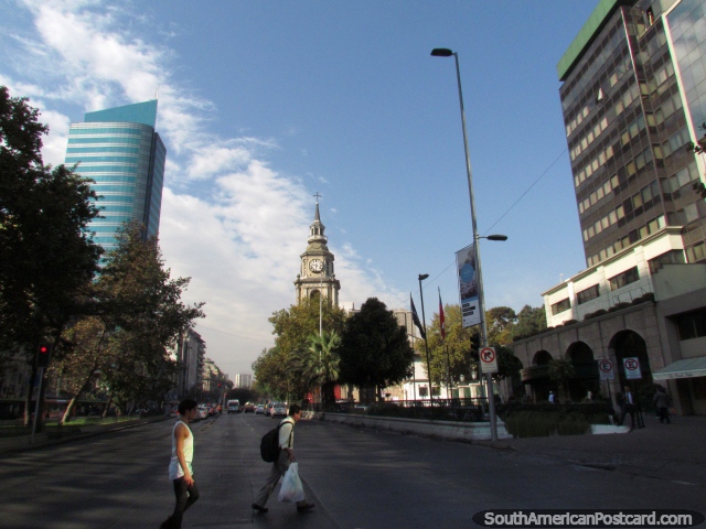 Edificios modernos y una iglesia distante en una calle de Santiago. (640x480px). Chile, Sudamerica.