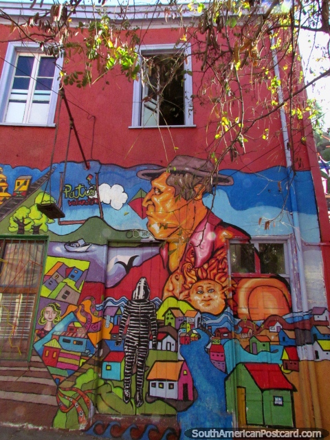 Pintura mural vistosa grande agradable en el lado de una casa en Valparaíso. (480x640px). Chile, Sudamerica.