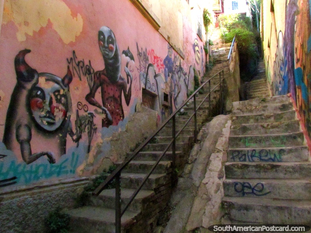 Escadarias que conduzem a casas com arte de rua junto em Valparaïso. (640x480px). Chile, América do Sul.