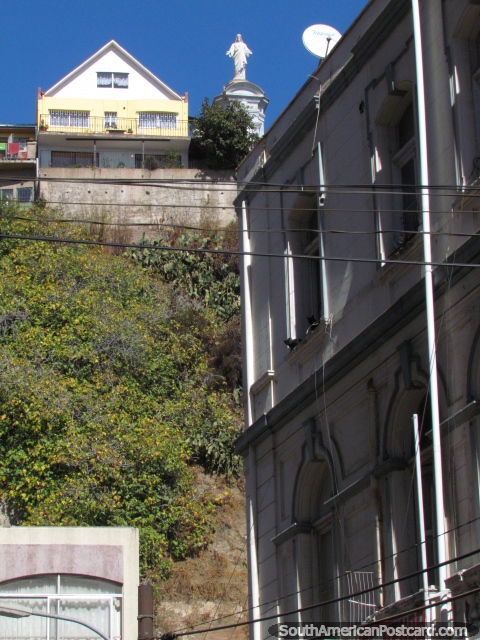 Estátua de Jesus acima do caminho em Valparaïso. (480x640px). Chile, América do Sul.