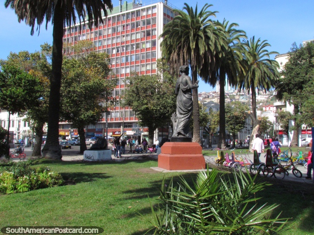 Um parque verde e sombreado bonito com estátua de arte em Valparaïso. (640x480px). Chile, América do Sul.