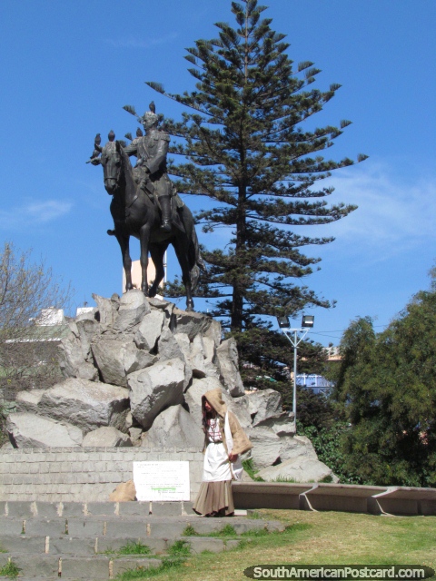 Homem na cavalo monumento em um parque em Valparaso. (480x640px). Chile, Amrica do Sul.