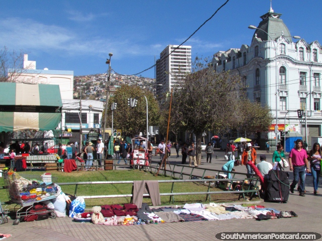 A metade da cidade est nos mercados em volta do parque em Valparaso. (640x480px). Chile, Amrica do Sul.