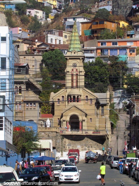 Uma igreja histórica no fim da rua em Valparaïso. (480x640px). Chile, América do Sul.
