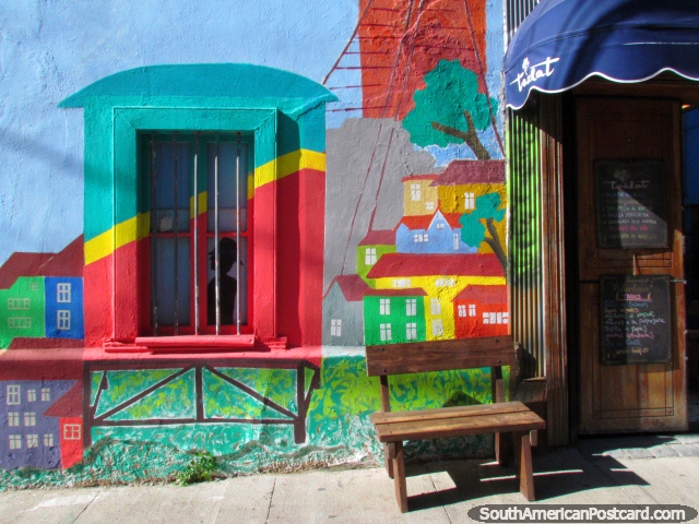 Pintura mural agradable fuera de un restaurante sobre Cerro Alegre y Cerro Concepcion en Valparaso. (640x480px). Chile, Sudamerica.