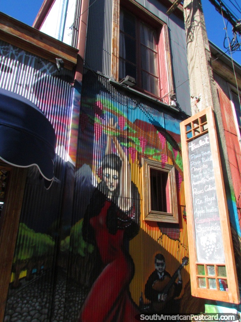 La alta pintura mural cubre la cara delantera de esta vieja fachada en las colinas de Valparaíso. (480x640px). Chile, Sudamerica.