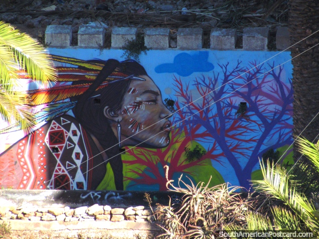Mural de uma menina indgena com penas no seu cabelo em Valparaso. (640x480px). Chile, Amrica do Sul.