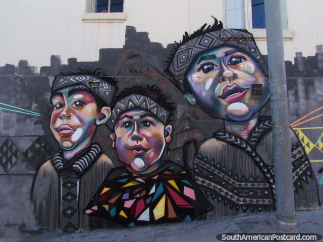 3 rapazes indïgenas com mural de parede de fitas nas colinas de Valparaïso. (640x480px). Chile, América do Sul.