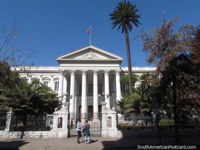 O Congresso Palcio com altas colunas brancas em Santiago. (640x480px). Chile, Amrica do Sul.
