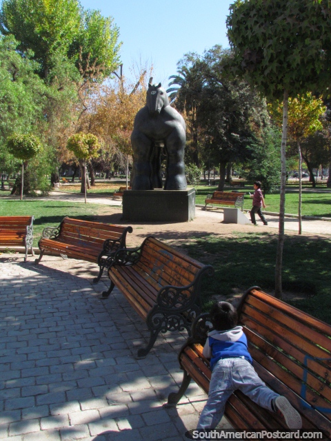 'Caballo', metal y piedra trabajo caballo de Botero en un parque de Santiago. (480x640px). Chile, Sudamerica.